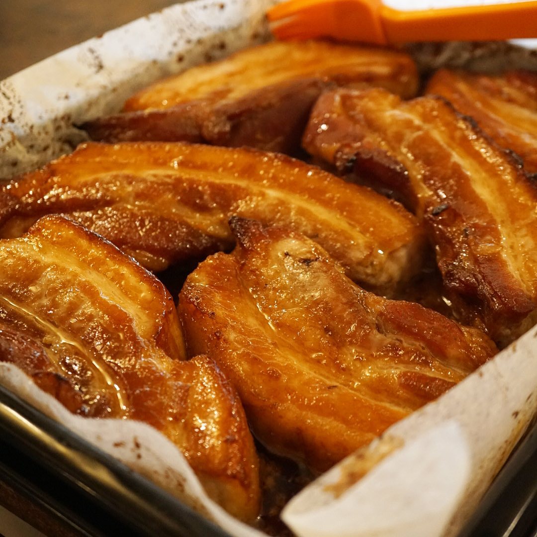 わーい！久しぶりの登場はワタクシ大好き！「からし焼き豚」〜！付け合わせのもやしに青ねぎがさっぱりと、そこに自家製な白味噌とからしのピリ辛だれでいただきますよ！しっかり旨みで旬の日本酒はひやおろしに秋あがりにもうってつけっ！（お）