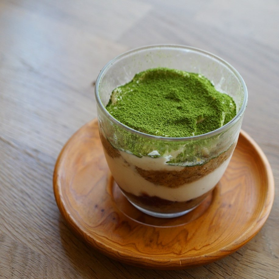 新作デザートできてます！
抹茶と自家製あんこのティラミス、です！
歳とともに、あんこが大好きになる気がする今日この頃…自分好みの甘さの粒あんを炊きまして、これまた大好きなデザート、ティラミスと合わせて抹茶を合わせた、和菓子のようなティラミスです。チーズはクリームチーズを使用、生クリームと合わせてふわっとなめらかな食感に仕上げました。リトスタのアイスコーヒーをフィンガービスケットに浸してサンドしていますので、基本はティラミス、でも底の方と仕上げの表面に和風素材が陣取っております。合いますよ、これ、手間暇かけておりますので、ぜひお試しください♪（麻）