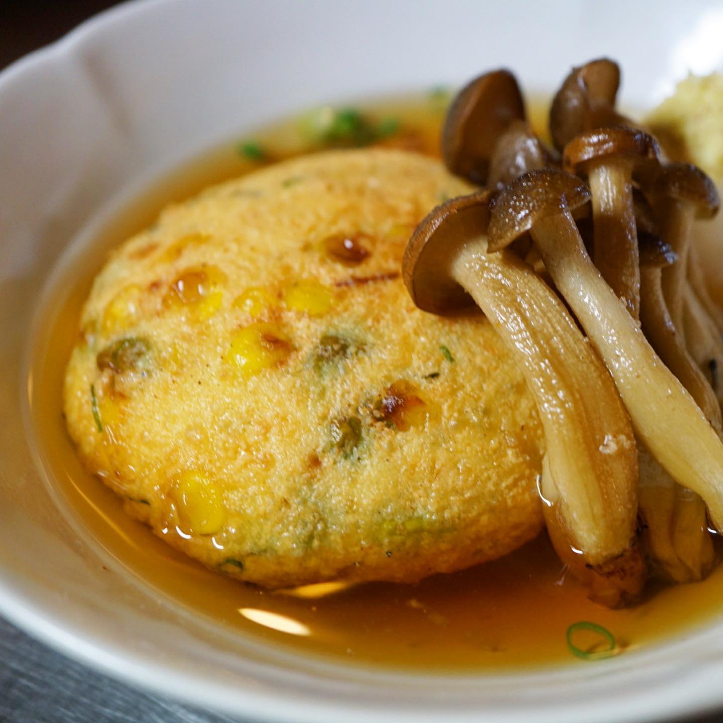 台風ですって？！でもあまり大したことなくて良かったですね、の金曜日。ちょっとほっとする味が欲しい気分なので、今週のリトスタは和食寄り。リトスタ的大定番の自家製がんもは、「とうもろこしと枝豆の揚げだしがんも」で、枝豆ととうもろこしの食べ納めです！自家製ならではのカリッとふわっと美味しいのを体験していただきたい！
洋食寄りの和食風？「牛肉とじゃがいものバルサミコ炒め」は、ご飯もお酒もすすむ洋風肉じゃが？！バルサミコと醤油ベースの炒めだれがキリッと旨口！
そしてはき、説明いらないですね「和風ローストビーフどんぶり」は、玉ねぎベースの甘辛だれでローストビーフをいただきます！夜はどんぶりでお出ししてこなかったのですが、ご飯に乗っけたい！というお客様多数のため、今回はどんぶりで。大盛りサイズも作っちゃいましたけど、「大の小」もできますので、ご相談くださいね〜！
では、今週もよろしくお願いします！（麻）
