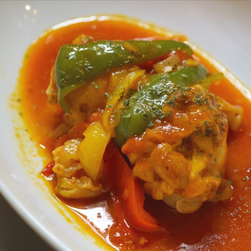 今週は和風と洋風の混在しておりますリトスタ。「鶏肉のバスク風煮込み」を作りましたよー！　フレッシュなパプリカとパプリカパウダーのダブル使いで風味豊か、ほんの少しの唐辛子でピリッと辛口のトマト煮込みです。ホロリと崩れる手羽元の美味しさをぜひ！（麻）