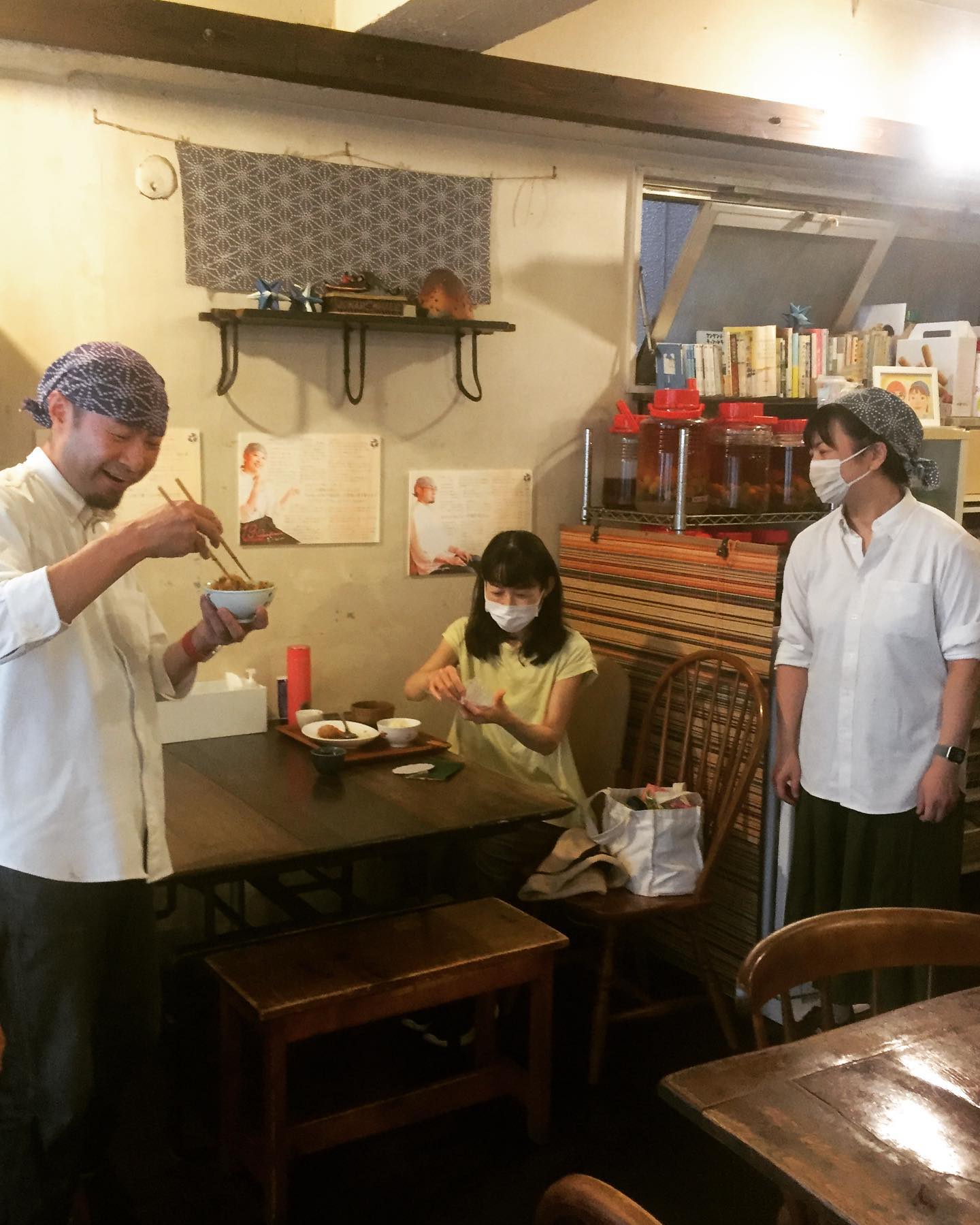 スタッフ・ミナミちゃんが明日祝誕生日ということで！
ミナミちゃんの動物占い、「気分屋な猿」をイメージした絶妙ブローチから始まり、個性豊かな楽しいプレゼント贈る会になりました。
ミナミちゃん、精度が高くて速いお仕事ぶりの一方で、腹抱えて笑っちゃう小話などいつもありがとうございます。
楽しい一年を。おめでとうございます。
（ウメ）