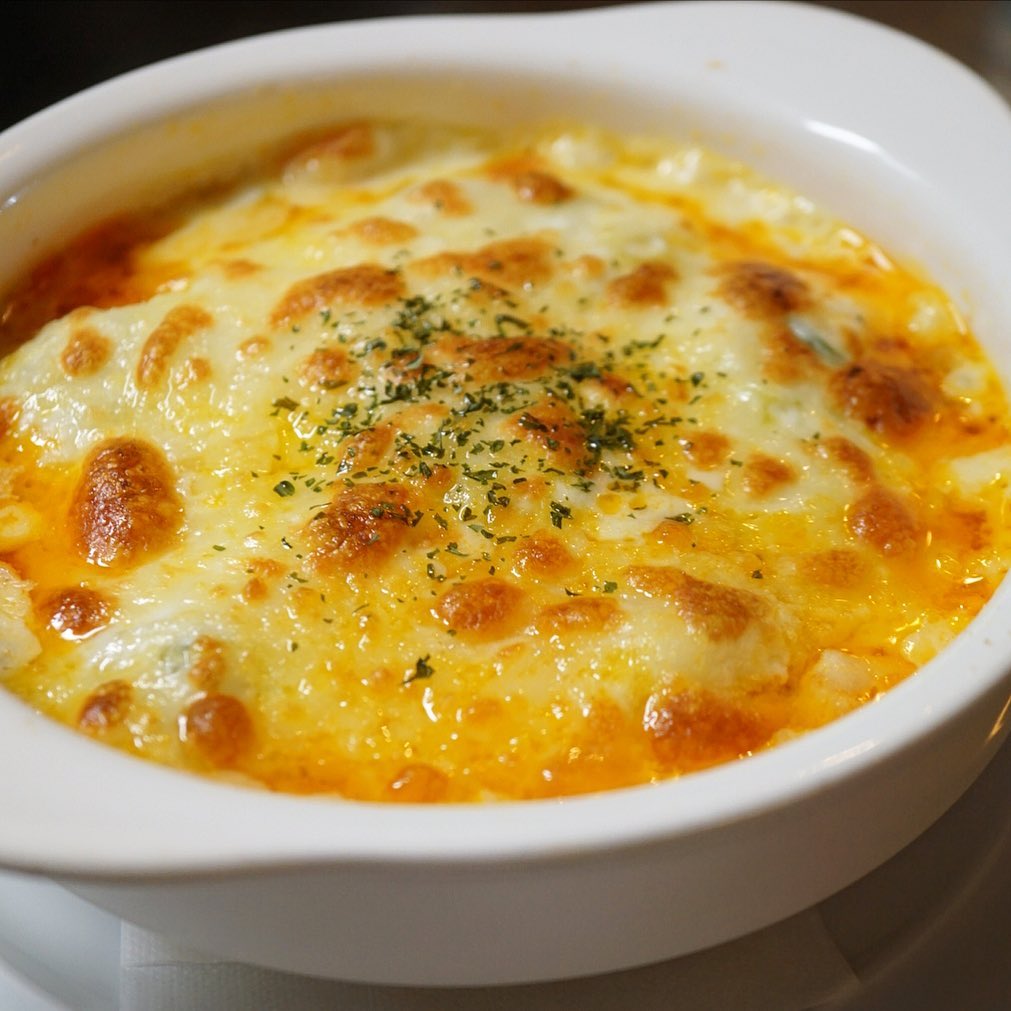 いやいやようやくグラタンの季節！？と当店あれこれグラタンメニューは数あれど、なにげに人気は「里芋と長ねぎのミートソースグラタン」！
旨口ミートソースにまろやかホワイトソースと実は2種類のソースをあわせたリッチなソースにあわせるのは、なぜだか？和風な里芋と長ねぎ（笑）…ってこれが思いがけずナイスマッチで実に旨い！くれぐれもやけどに注意な！の一品です！（お）