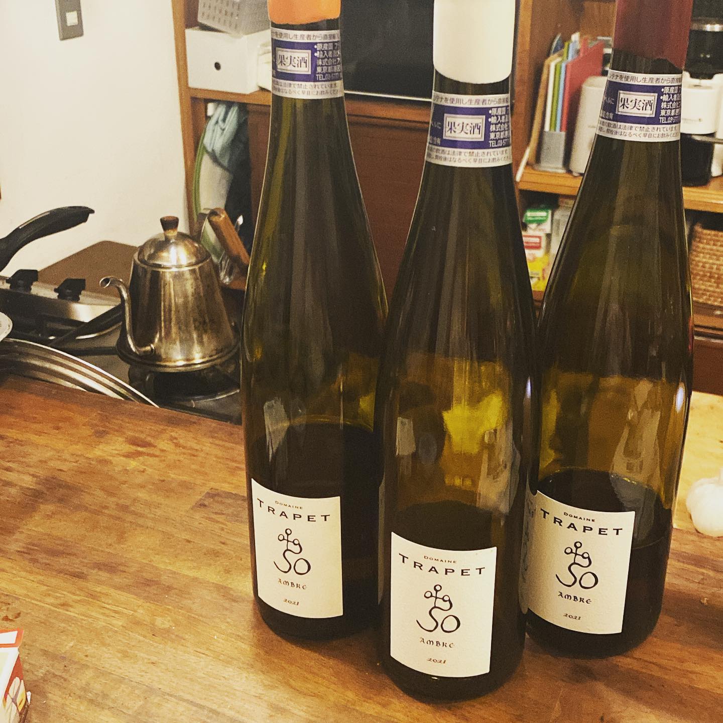 帰宅して深夜のキッチンで、試飲会…！ウチのお店のビルの地下と吉祥寺にあるヒロヤショップワインセラーより、ウチのお店的には特別感のあるワインを試飲にいただき、さっそく飲んでみる…このDOMAINE TRAPETは何度か買って飲んで好きだったので、予想はしていたけどやはり好みの味わい、美味しい〜。ヒロヤショップワインセラーのワインは外さない、これウチの本心の本心。タカヒロさんいい野菜食べて育ってるから味覚が良いのかな、それとも味の好みがワタシと合うのか、そのどっちもか。お店でこんないいワイン出せる日が来るかしら。来るとよいのだけど。（麻）