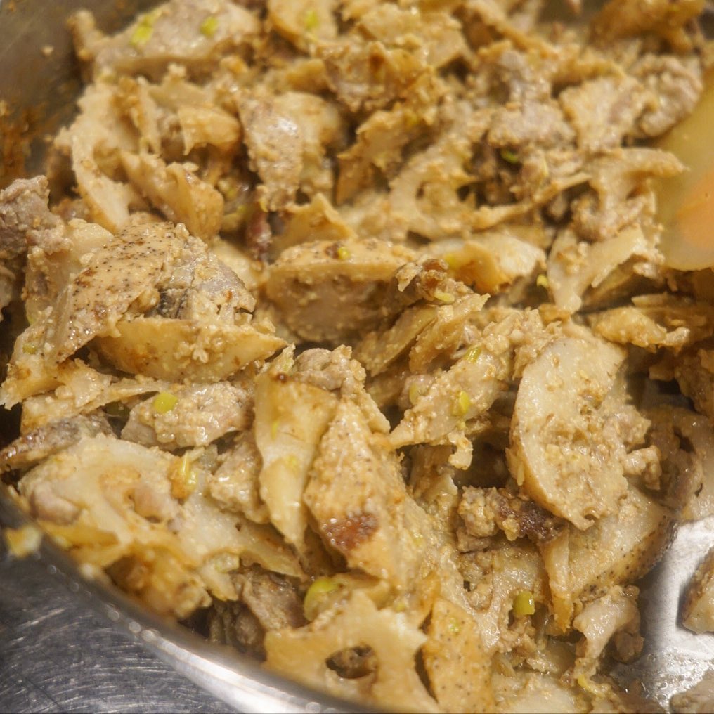 いやいや実に地味な絵面ではありますが（笑）しっかり旨みは「れんこんと豚肉のごま味噌炒り煮」！ざく切りシャキシャキれんこんに、豚肉の旨み、特製のごま味噌だれであえたら、たっぷり炒りごまを散らした小さな一品！新米ごはんに秋の新酒はひやおろしにもうってつけですよー！（お）