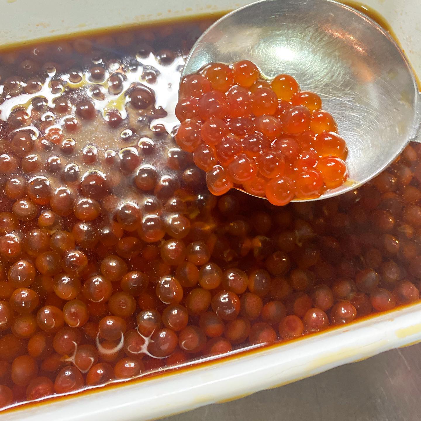 ついに、やってしまいましたよ…！自家製いくらの醤油漬けは、豊洲直送の筋子を美味しい日本酒と醤油に漬け込んだもの。鮭そぼろも豊洲から配達してもらった秋鮭を酒煎りして風味よく。ダブルで乗ってけ「秋鮭といくらの親子どんぶり」まずは御膳で明日のランチにお出しする予定。夜まで残れば夜にもメニューイン！　お楽しみに〜（麻）