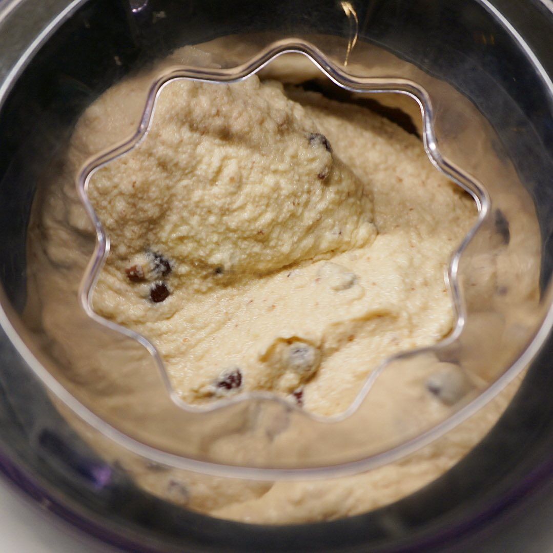 そして昨夜登場は店長ミヤザキ謹製のあんこを使った「あずきのミルクアイス」できてまーす！あずきのアイスというと件のアイスバーみたいにめっちゃ固いイメージもあるかもですけど、これはミルクアイスでやわらかくってすいすいたべられちゃうぞっ！（お）