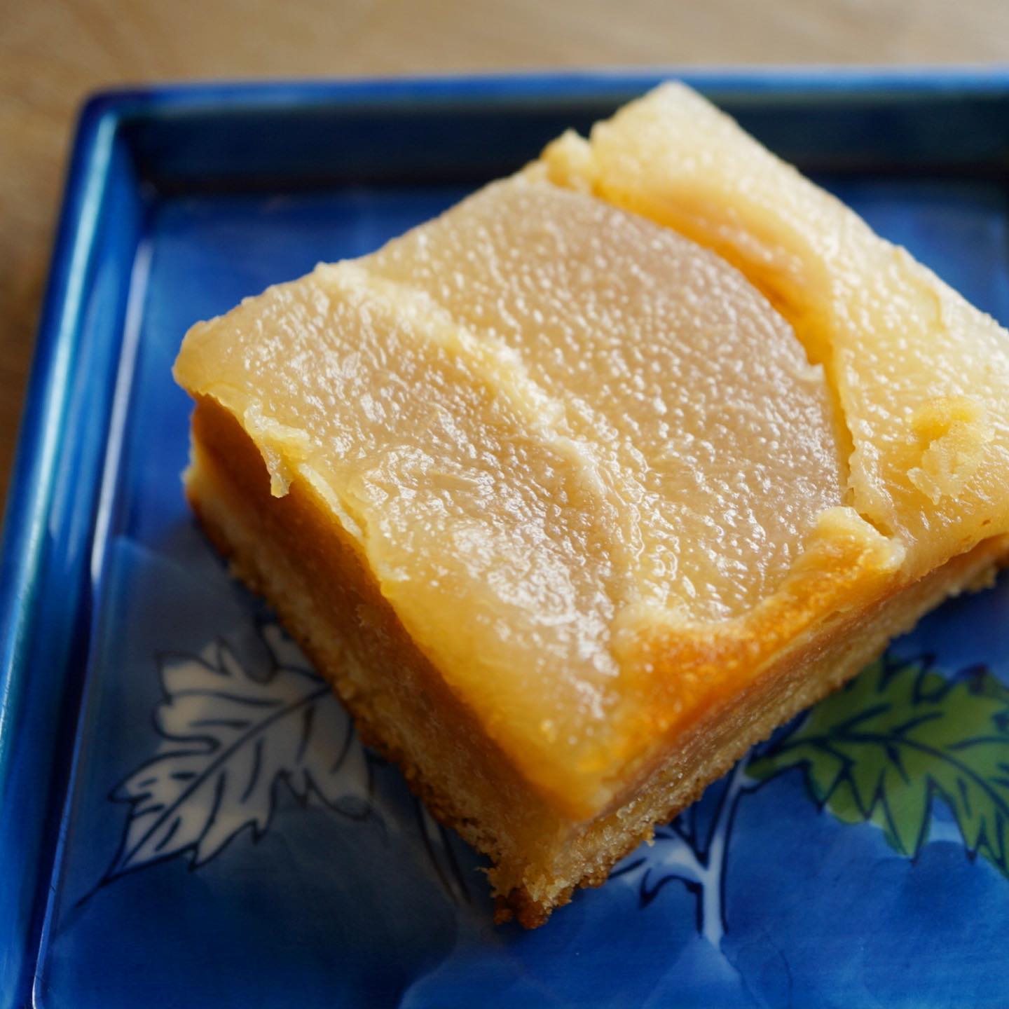 さて、デザートも切り替わっていきますよ！　小さなケーキは「和梨のコンポートとはちみつ生姜のアップサイドダウンケーキ」です。兵庫のおかだ農園さんの梨を、昔馴染みのお客様ヤマトくんが送ってくれました！毎年とても楽しみな美味しい梨を生姜風味の和風コンポートにして、天板に敷き詰め、はちみつと生姜たっぷりの生地と合わせて焼き上げました。
底にあるコンポートをひっくり返して表面に…焼いた上面が下にいくから「アップサイドダウンケーキ」。フルーツを焼き込むのにうってつけのケーキです。ぜひ味を見ていただきたいです！
パウンドケーキは「カフェモカ」しっかり苦味のあるコーヒー生地をベースにチョコチップを焼き込みました。コーヒー味のお菓子が好きな店長ミヤザキこだわりの苦味と甘みのハーモニー。こちらもお見逃しなく！（麻）