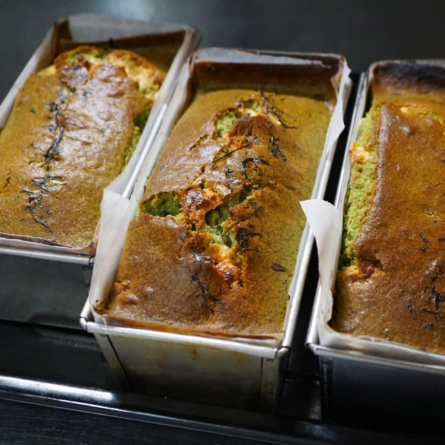 さて、デザートがゆるっと切り替わっております！　まずはハロウィンまでの季節のデザートは「かぼちゃのプリン」ほぼカボチャ？！というような濃厚なカボチャの美味しさ、もちろんちゃんとお菓子になっております！小さくても食べ応えはしっかりです。
パウンドケーキは「抹茶と緑茶とホワイトチョコ」に切り替わっております。たっぷり抹茶と緑茶を使って大人の苦味の中にホワイトチョコレートの優しい甘み。コーヒーはもちろん、お茶にも合います。
先週から引き続き「和梨のコンポートとはちみつ生姜のアップダウンケーキ」も作りました、これで今季最後の和梨のになりそうです。生姜と蜂蜜の風味がしっかり効いて、和菓子のようなケーキかも知れません。紅茶によく合う気がします！　自家製小豆ミルクアイスもお見逃しなく、店長ミヤザキ特製の自家製あんこが良い仕事してまっせ！
では、今週もデザートよろしくお願いします！