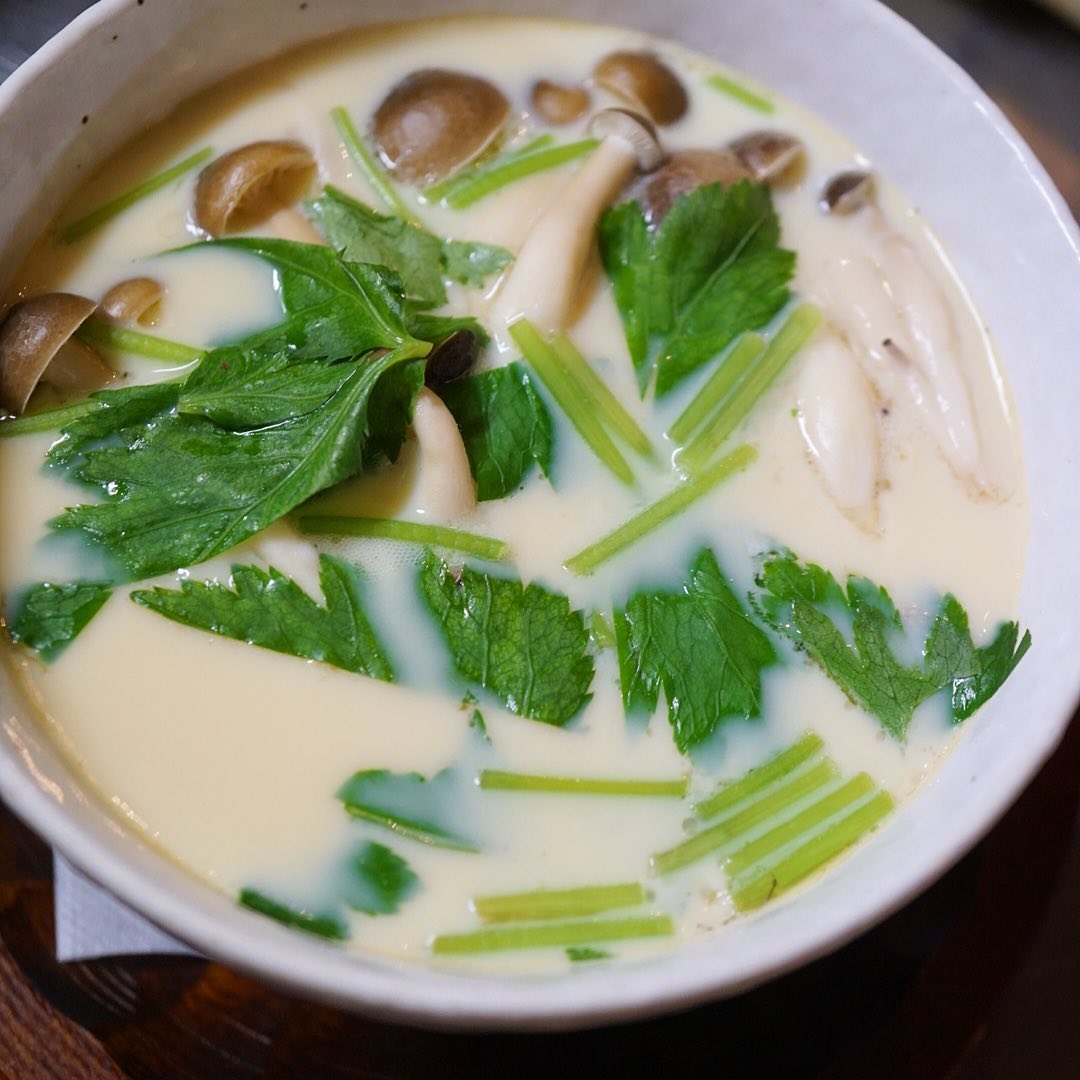 あぁ、今年も茶わん蒸しの季節がやって来たっ！第一弾は「栗ときのこ、ぎんなんの茶わん蒸し」！いや、すてきな秋の美味しさはもちろん、ワタクシ的にはなんといっても蒸し立てあつあつ、やさしいやさしいお出汁のおいしさ！やけどしたって構わないからとにかくあつあつがたべたい！あぁ、ミヤザキさん！自宅でも作って〜！（笑）