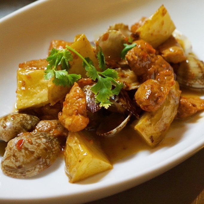 さて今週はほんのり洋食からビストロ寄り！お肉も！海鮮も！とちょっとよくばりメニューは「豚肉とあさりのポルトガル風蒸し」！いや、豚肩ロースはパプリカペーストに漬け込んでしっかり旨みと風味、あさりとあわせて蒸し焼きに！…ってここで思いがけずフライドポテトを投入して、しっかり旨味の汁を吸わせていっしょにいただきます！
赤白両ワインもうってつけ！ぜひーっ！（お）