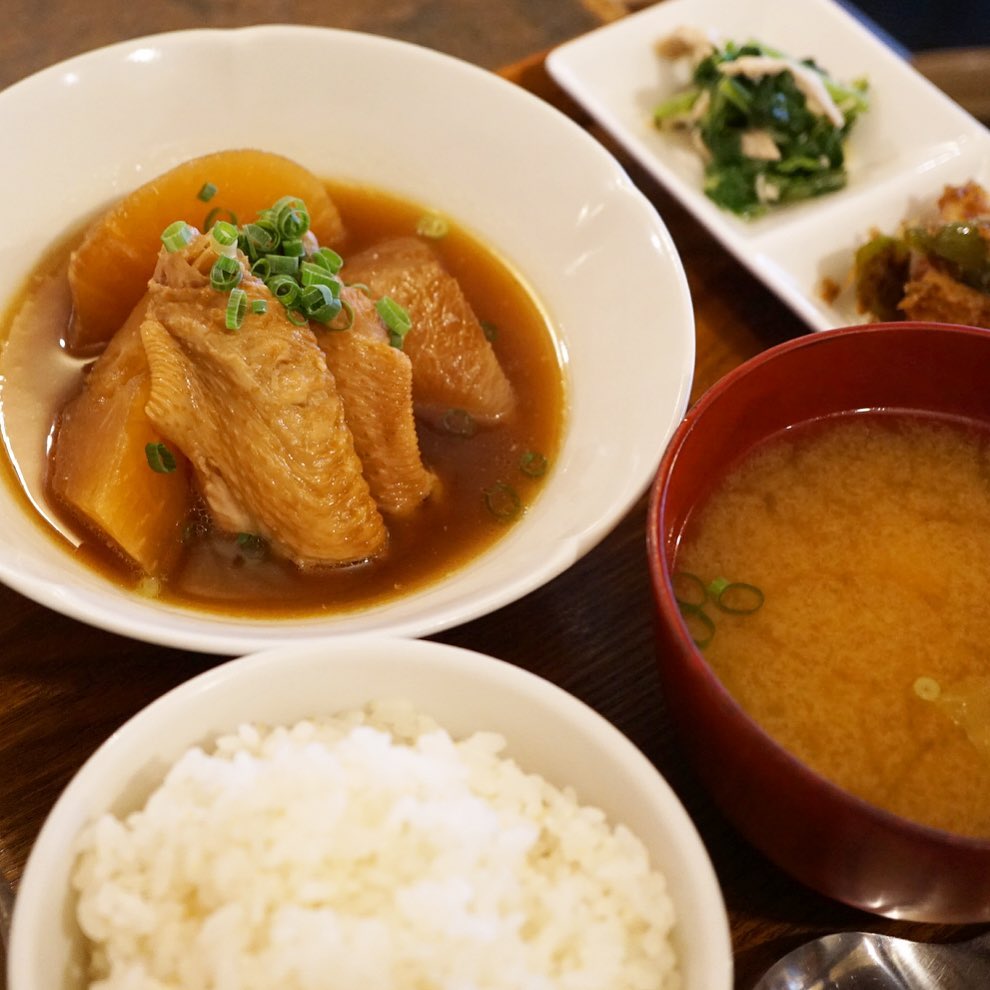 大根と手羽先のこっくり煮、お出ししておりますが…派手な周りのメニューに押されて、あんまりオーダーいただけないのです！　夜ならこの煮物に惣菜3品盛り、そして夕ごはんセットで完璧なバランスが作れますよー。とろとろに煮込まれた手羽先の旨みを吸い込んだ大根、お楽しみください〜（麻）