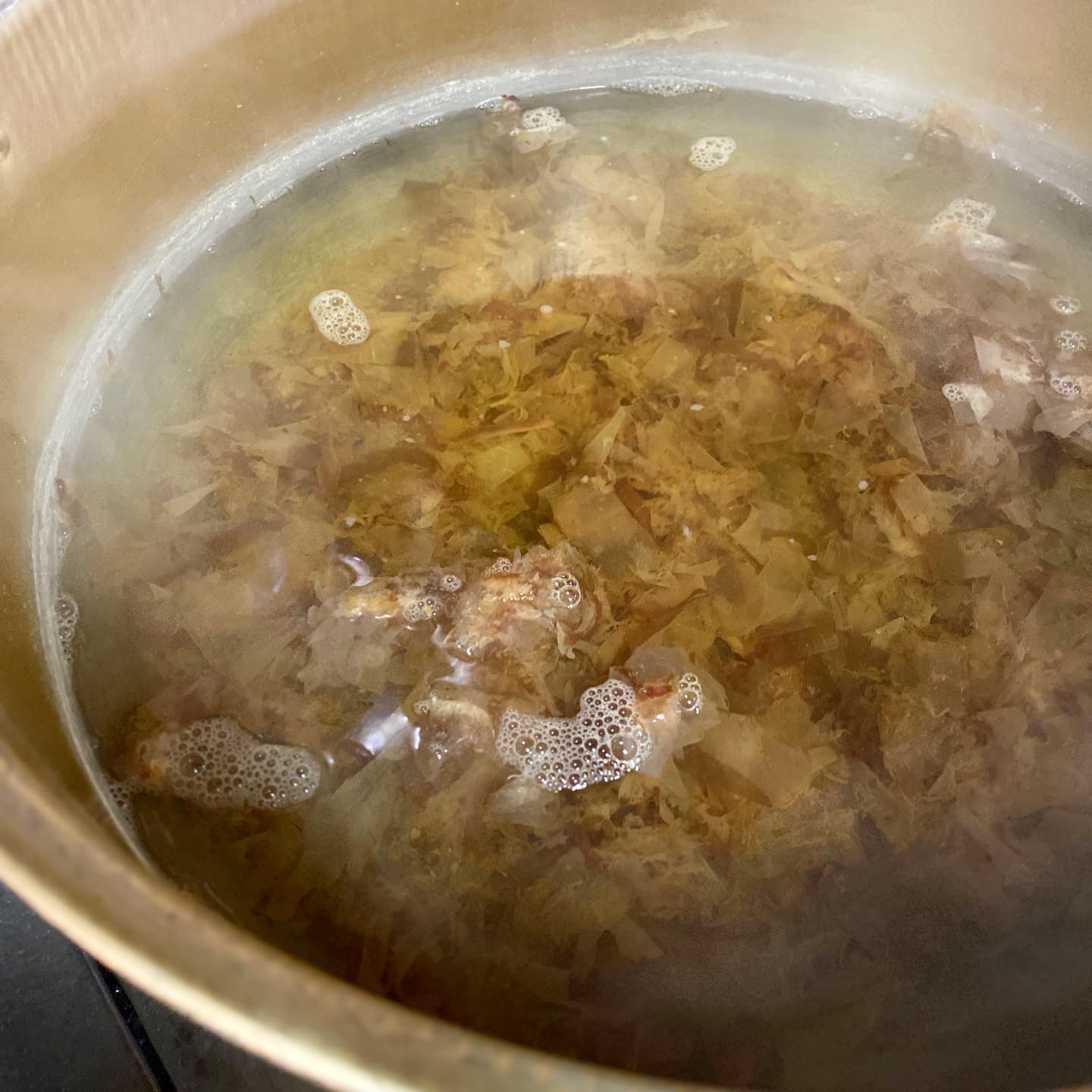 朝一番のお仕事は、鍋いっぱいの出汁をとることと、米を研いでご飯を炊くこと。
出汁は鰹と昆布の合わせだし、これが毎日のお味噌汁や、がんもの揚げだし、揚げ浸しなどリトスタらしいお惣菜の要になります。
お味噌汁が美味しい！とよく言っていただきますが、お味噌はごく普通の市販のもの。出汁が美味しさの決め手なのです。顆粒だしでは得られない優しい香りと奥行きのある旨味、新米とともに味わっていただきたいです！（麻）