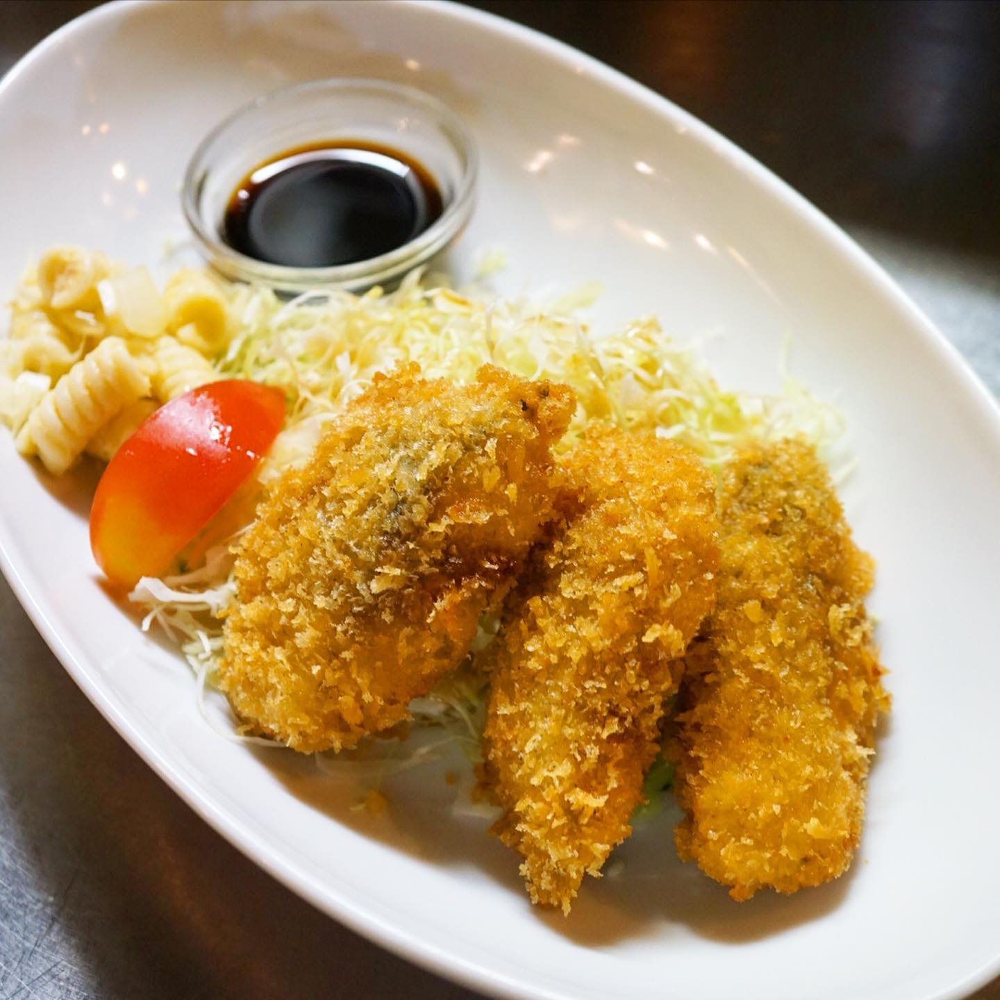 本日の夜からお出ししております「サバのマスタードフライ」はキッチンスタッフ・ナベさんのフェイバリット！　豊洲から仕入れた鯖はプリップリのふっかふっか！　サバって美味しい魚だよね…！と思っていただけること請け合いです。　土曜日のランチでもお出ししますので、ぜひぜひサクッと召し上がれ！　ご飯はもちろん、ワタシはビール欲しいよ！（麻）