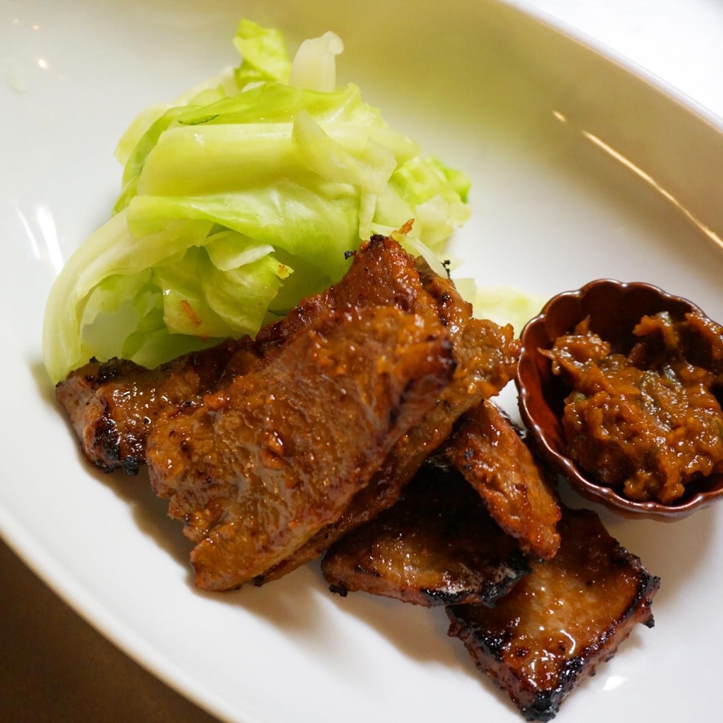 多分あるだけで終了…牛タンの味噌漬け焼き、できてます！　お肉の卸しの業者さんが「余っているので買ってください！」と持ち込んできた牛タンを買ってあげたよ店長ミヤザキ！　迷わずエイヤと捌いて、仙台みそベースの味噌だれに漬け込みました。網で炙ってお出しします！　付け合わせはキャベツの味噌漬けと青唐辛子味噌で決まりでしょ？！（麻）