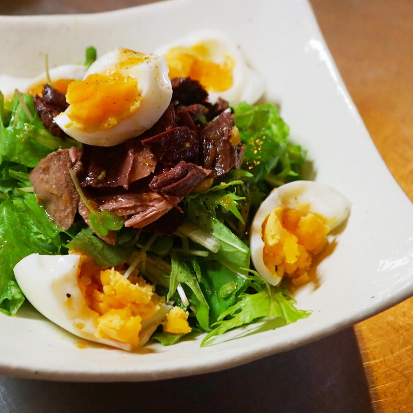 今週のサラダは、自家製ツナと半熟たまご・香味野菜のサラダです〜。ぷりぷりのマグロのアラを見つけたので、塩をして水を出してからハーブと柑橘を入れたオリーブオイルで低温調理…今回はタイムとすだちで爽やかに！みんな大好きニンニクレモンドレッシングで召し上がれ〜（麻）