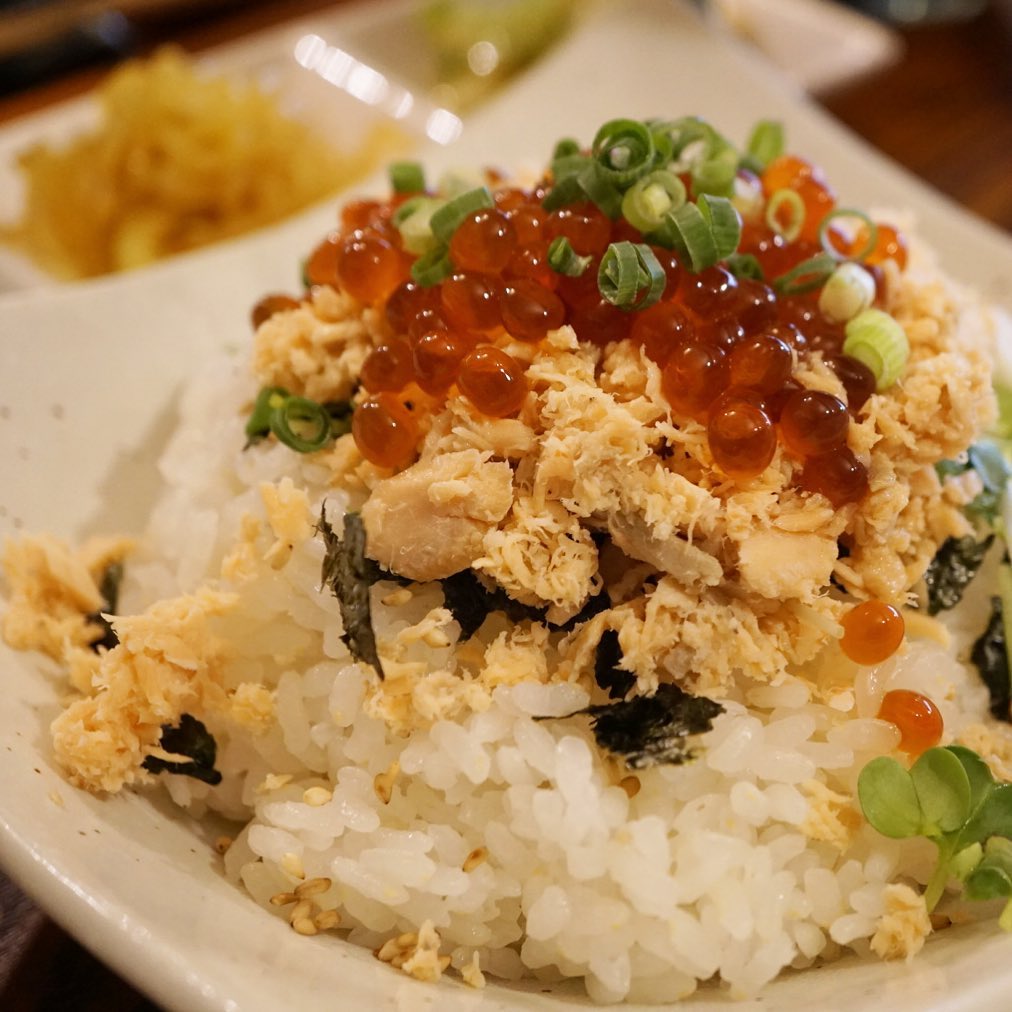 あー、ランチ登場は2回目！「秋鮭といくらの親子どんぶり御膳」！いや、お昼時は雨で寒くてお足元が悪い中ご来店のお客さんはさくさうご注文にお召し上がり！ワタクシもたべたぁーいっ！（笑）（お）