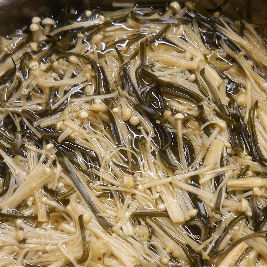 あ！今夜のお通し「えのきこんぶ」だわ！3連休前なのにチョー地味！（笑）（お）