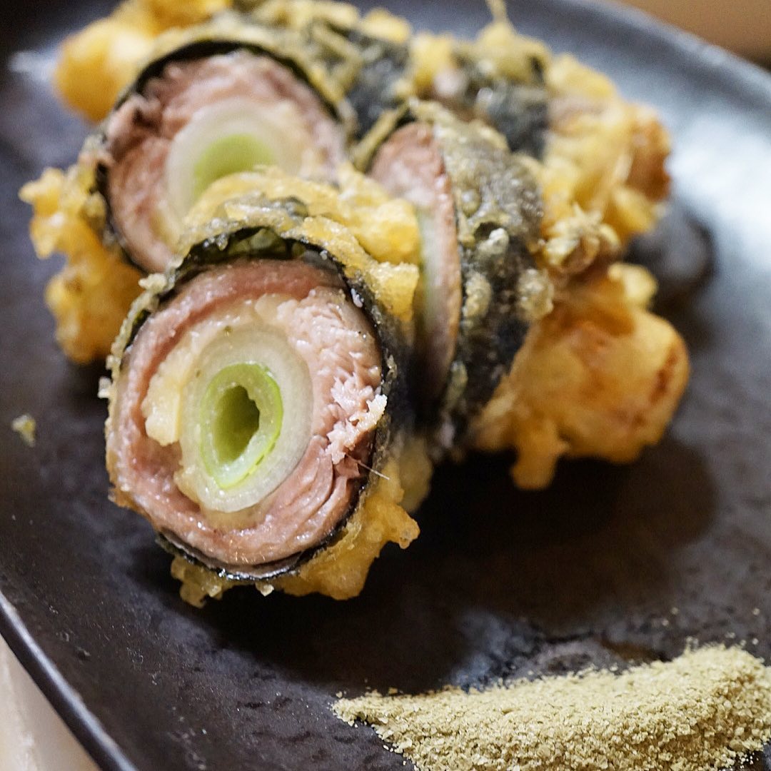 さてさて昨夜から登場は当店秋はNo.1さんまメニュー「さんまのたづな揚げ」！三枚におろしたさんまは長ねぎにぐるりと巻きつけてからりあつあつの天ぷら！長ねぎがのりすぎなさんまの脂をさっぱりさせくれて、ちらりと抹茶塩に天つゆでお召し上がりっ！
今日のランチにご来店はおなじみ若いご夫婦のお客さん…「たづな揚げはいつまで出ますか？」と、いや、まだで始めたばかりなので、毎日とは限らないですけど、まだまだ出ると思いますけど？とお答えすると…

去年たべそこねたので！（笑）

と、いや、わかるわかる！そのくらい秋を感じさせる…絶対たべたい一品ですよねと（笑）、えぇ、みなさんもこの秋お見逃しなくっ！（お）