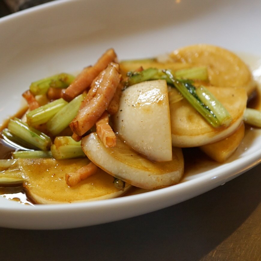 さてさてかぶがそろそろ旬ですよ！とシンプルに「かぶとベーコンのバルサミコ炒め」はいがか？ベーコンの塩味の旨みにバルサミコ酢のまろやかな酸味もかぶにしっかりしみ込んで実にうまい！ぜひぜひ〜！（お）