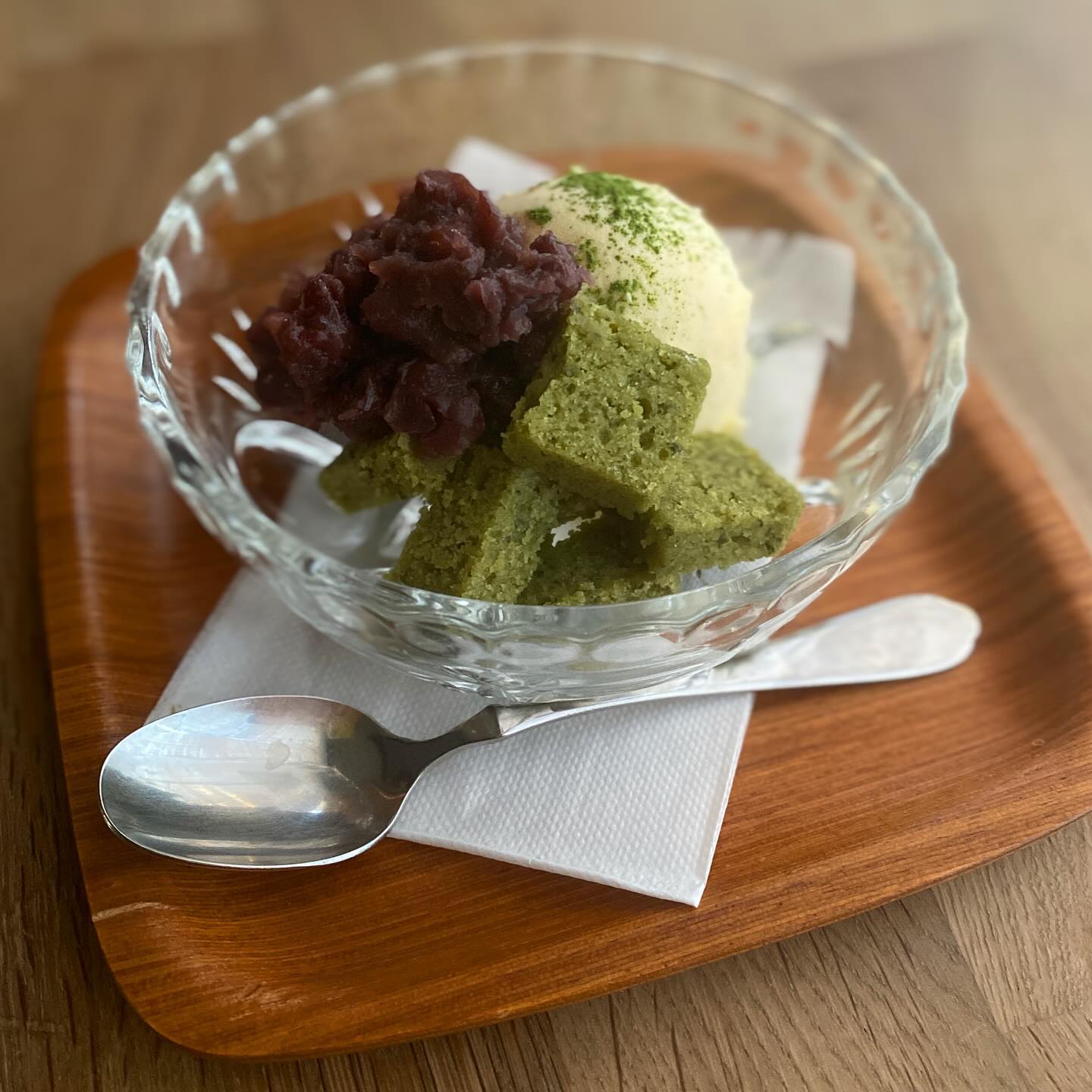 さて、店内限定季節のスイーツは、抹茶フィナンシェとつぶあんの和風パフェ！です。好評いただいております抹茶フィナンシェ、バニラアイスと食べたらまた美味しいよねー、ならあんこも欲しいよねー、と思いまして、小さなパフェにしちゃいました。もちろんつぶあんも店長ミヤザキが炊いております。甘すぎず優しい味わいのつぶあんに、キリッと抹茶香るフィナンシェ。バニラアイスが全てを包み込み一体となってお口の中へ…！食後でもペロッといけちゃう危険なヤツです。お見知りおきを〜！（麻）