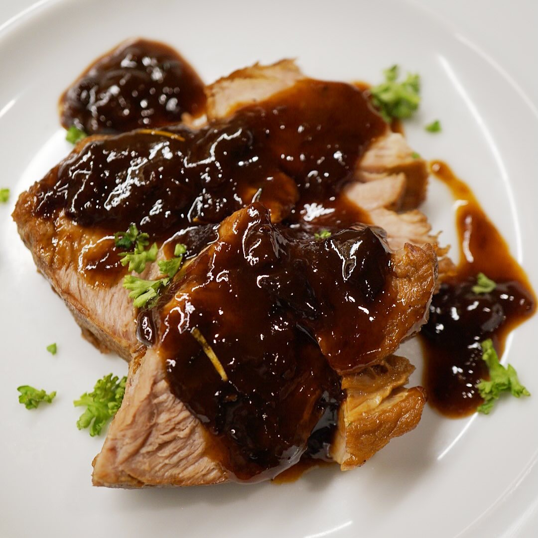 当店秋の葡萄酒新酒はボジョレーの週末を迎えておりますが、いや、今回のとっておきお肉メニューは「ポットロースト」！ハーブといっしょにじゅうっと焼いた豚肩ロースはそのままやわらか〜く蒸し焼きに！そこにプルーンで作ったフルーティな特製ソースがとにかくよく合う！…とにもかくにも今週末は超おススメっ！（お）