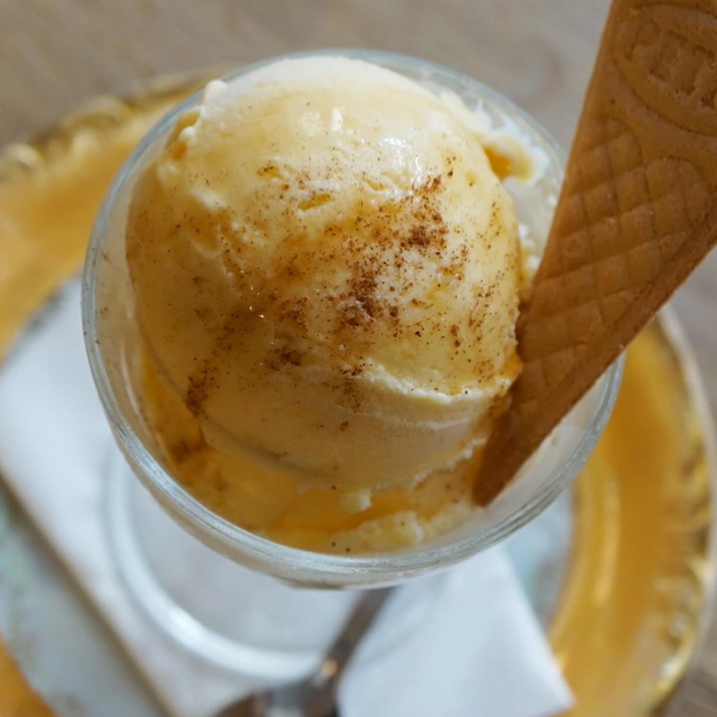 焼き芋アイス、いかがですか。先日キッチン助っ人クロちゃんより、食べたいアイスリクエストをいただきまして、さっそく作ってみましたよ。焼き芋をほどよくマッシュして、アングレーズソースとあわせたらなんとも秋らしい風味。メープルシロップと、シナモンをかけて召し上がれ〜。お芋だよ（ぬ）