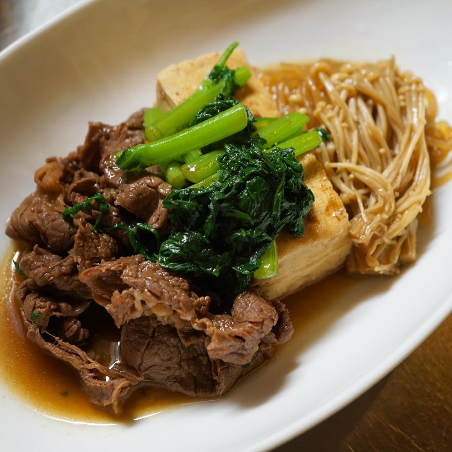 雨降って金曜日…あぁ、秋ってやっぱりこんなかんじの空気感だったよなぁと、いやお疲れさまです金曜日の夜はあったかお肉が正義でしょ！（笑）やわらか〜い牛肉を主役に脇を固める豆腐に春菊えのき、しらたきの心強さよ！（笑）旨み満点！すき焼き風！肉豆腐をぜひ！（お）