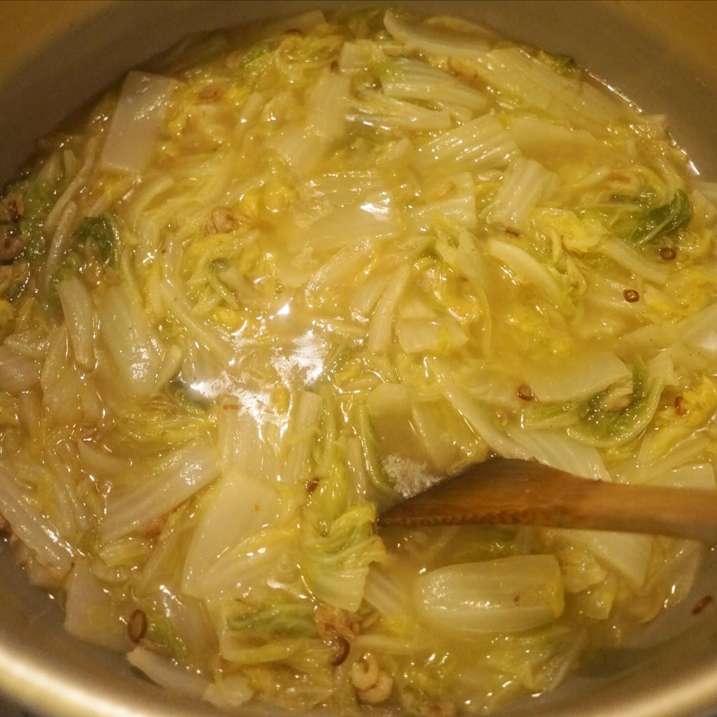 あぁ、3連休中日の午後はお店一番の大鍋にやさしいお味は「開陽白菜」（カイヤンパイツァイ）出来てまーす！干しエビ（開陽）のしっかり旨味のお出汁がやわらかくてみずみずしい白菜にしっとりしみしみ沁み込んで、ちょっぴりとろみがまたイイネ！あつあつをどうぞ〜（お）