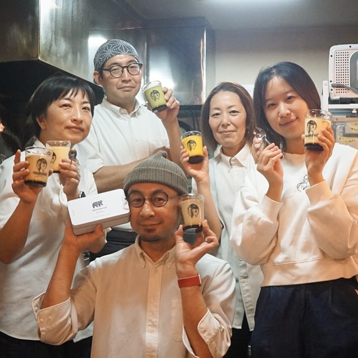 さてと先週末は土曜日の夜、おなじみ仲よしのお客さんはSくんとNくん…いや、これがものすごくおいしいものに詳しいお二人、クリスマスでお歳暮ですよと差し入れでくださったのはすてきなプリンとワインにあうあう！つまみになるクッキー！仕事上がりはもう夜番スタッフ一同、一目散にいただきましたとも！（笑）いつもありがとうございます…ごちそうさまです！（お）