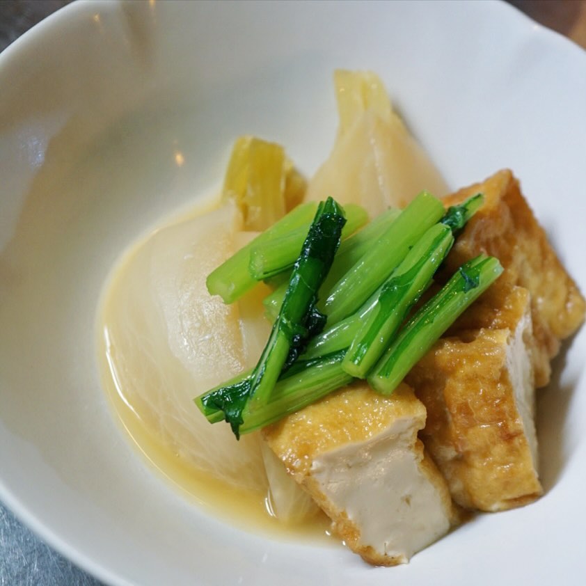 シンプルど真ん中！「かぶと厚揚げのあっさり煮」できております。旬の大きなかぶを厚揚げとあわせて、お互いにわかり合っていただけるように、味醂と塩、薄口醤油であっさり炊きました。やさしい冬の煮物、いかがでしょう？