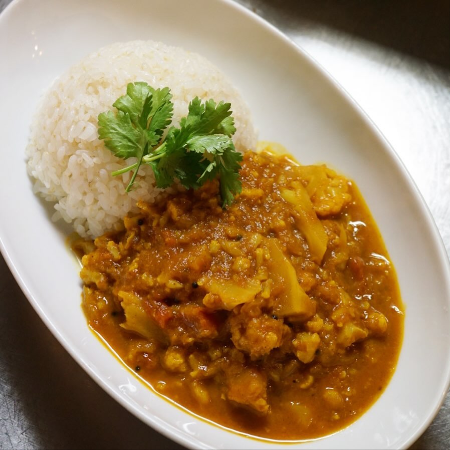 店長ミヤザキイチオシ、白身魚とカリフラワーのカレー！ご用意しております。ミヤザキ的にはカリフラワーが旬になってくると必ず作りたくなる一品ですが、あんまりお客様には選ばれなくて納得いかない…そりゃ地味な食材同士の組み合わせですが、お互いに美味しさを引き立てあう組み合わせ。トマトの酸味とカリフラワーの甘味、白身魚の旨みのバランスが他にはない美味しさだと思いますよ！
ぜひお見知りおきいただきたい一品です。（麻）