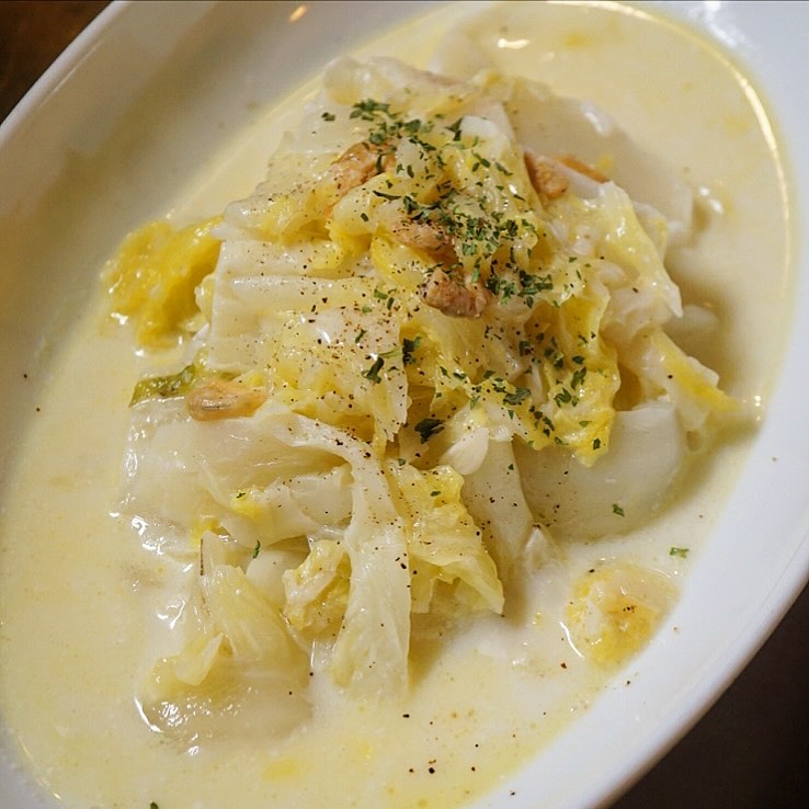 さてさて今夜のあったかやさしいお味は「白菜と干しエビのクリーム煮」！旬のみずみずしい白菜は一度しっかり焼き付けて旨みを増してから、干しエビの旨みいっぱいのクリーム煮に！主役はあくまで白菜！するするたべられちゃうよーっ！（笑）（お）