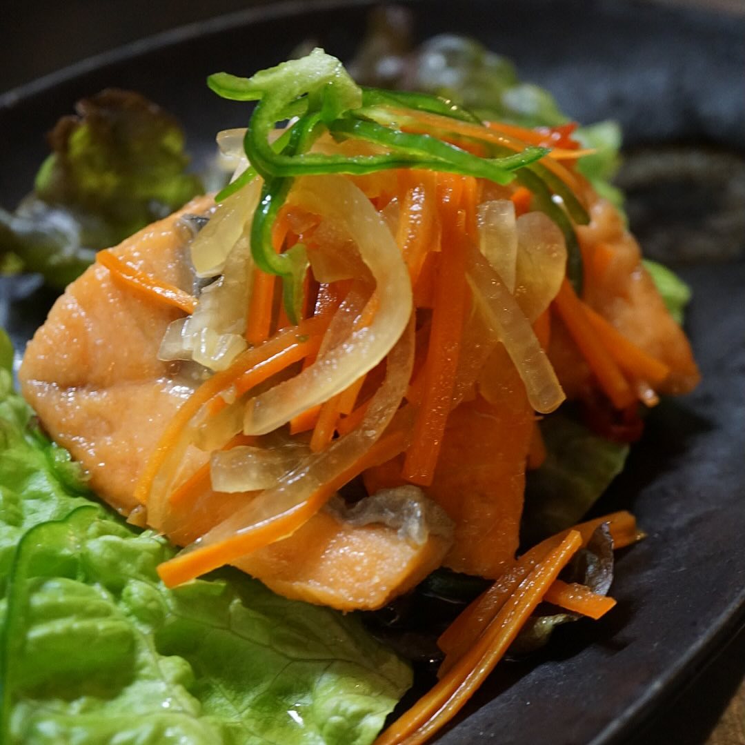 当店オープンの頃からある意味定番的なメニューなので、特におススメとかあんまりしないけれど、なんだかんだで地味にじわじわ人気なのが「南蛮漬」！夜はサッと盛ってすみやかにお出しも出来ますし、まずは一品迷わずご注文のおなじみさん多し！一度お試し下さいませませ〜★（お）