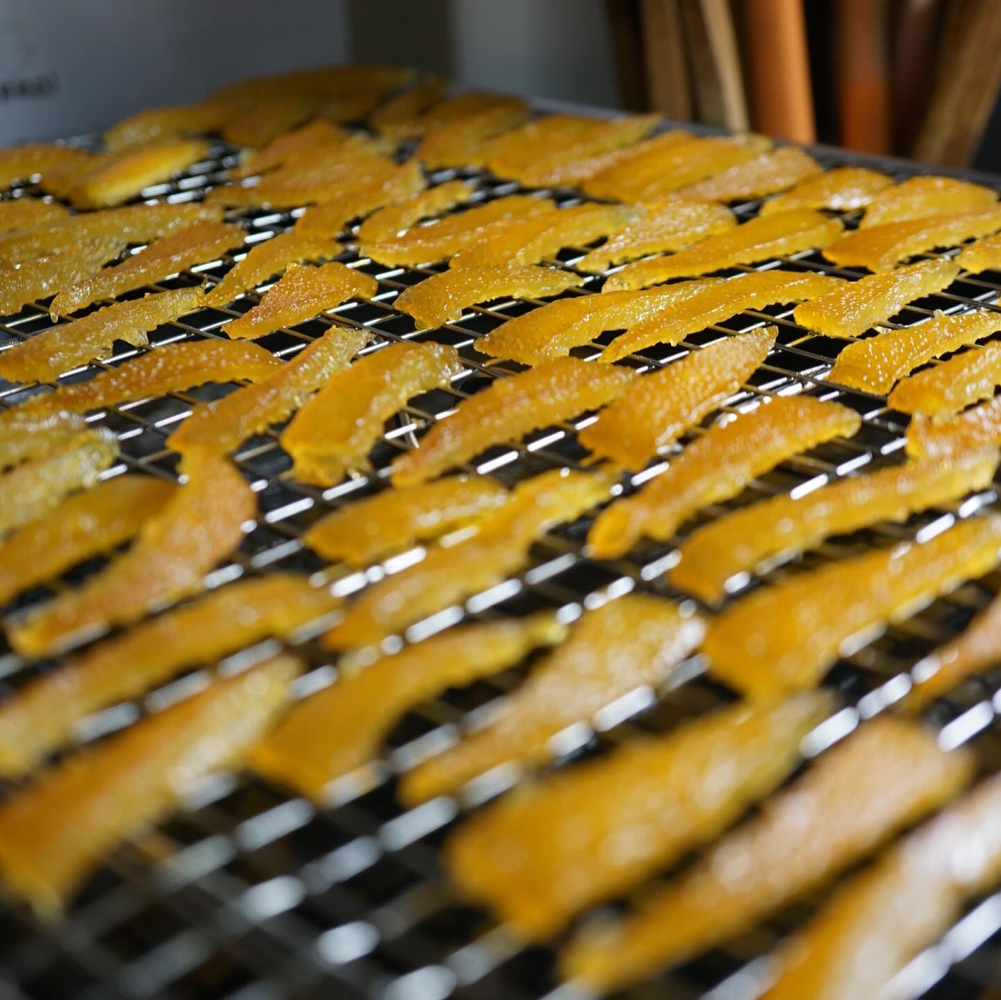 ああ、ちょっとびっくりするほどヒマすぎた金曜日の夜は（泣）、その分？デザートの下拵えとかあれこれ仕事もはかどりますよと、自家製のオレンジピールとかマーマレイドとかわんさと完成で、そこはあれこれお楽しみに〜！（苦笑）（お）