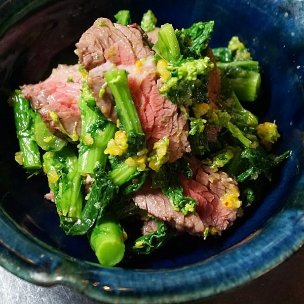 昨夜のお客さんがしみしみと菜の花がおいしいねぇ」と仰りながら、いやいやでもこの牛のたたきの旨みといっしょだからなおさらおいしいんですよっ！と力説してしまったワタクシです、えぇ、「牛のたたきと菜の花の自家製柚子胡椒あえ」お見逃しなく〜（お）