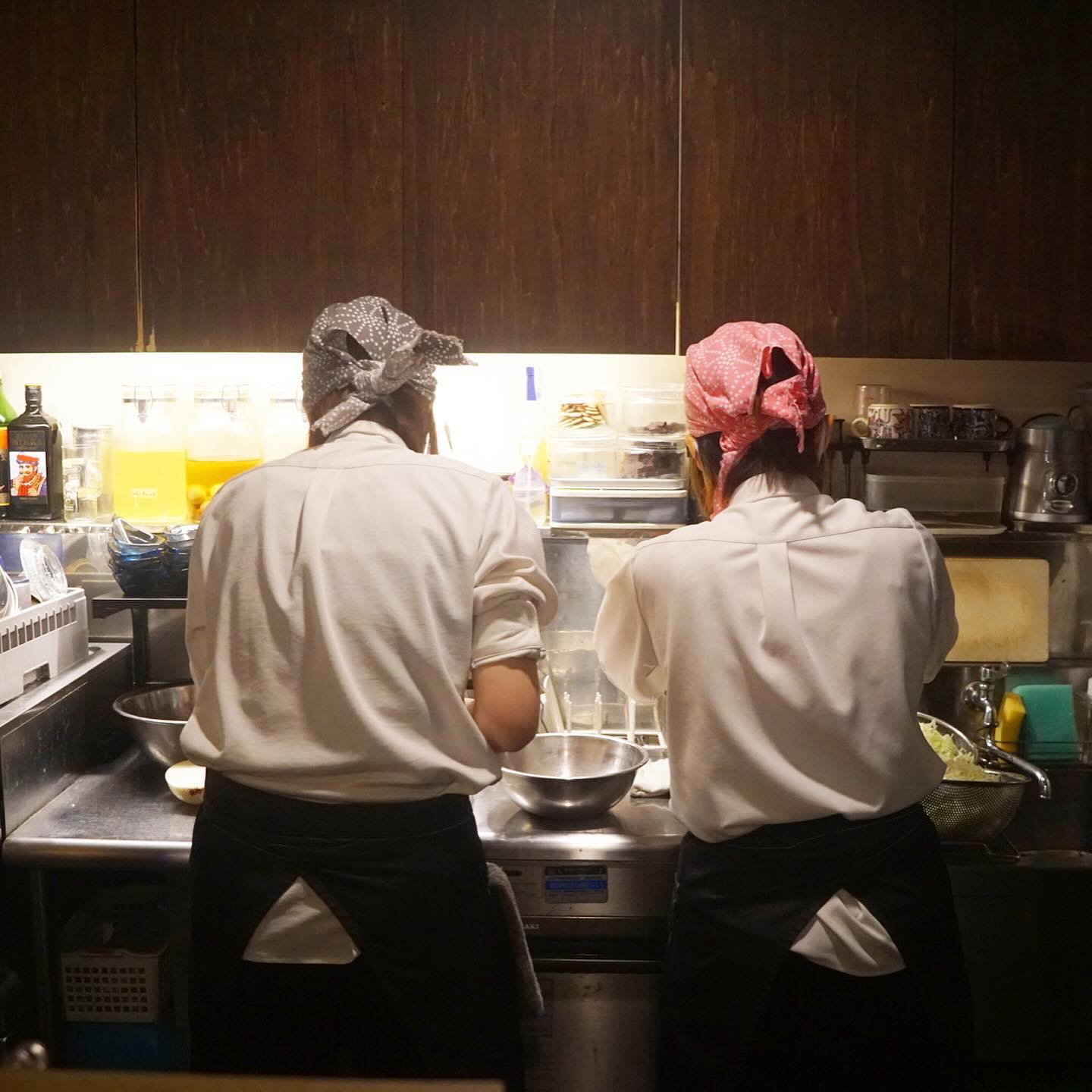 日曜の午後は早番スタッフに遅番スタッフ、入り乱れて仕込みの手伝いとか片付けとか…いっしょにシフトに入ることはないけれど、手を動かしながらあれこれおしゃべりはいのっちとシンコさん…実になかよし（笑）（お）