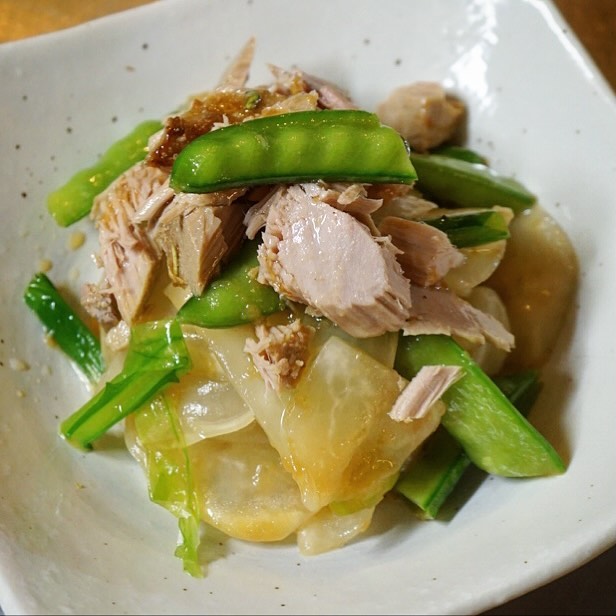 毎度人気は自家製ツナのサラダは新作！「かぶとさとうざや、自家製ツナのサラダ」！さっと塩もみしたかぶにさっくり茹でたお豆はさとうざや！旨味満点自家製ツナをあわせたら、人気の特製にんにくレモンドレッシングでどうぞ〜！（お）