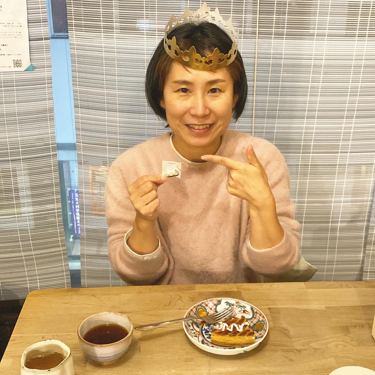 お馴染みのお客さんが、ガレット・デ・ロワを差し入れてくださいましたよー。今年のリトルスターラッキーガールはシンコさん！今年も張り切ってまいりましょ！（麻）