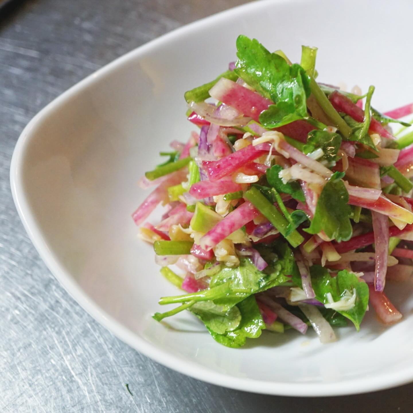 新年のリトスタ、始まってますよー！
先週に引き続きグラタンやってますよ！写真がないですけど。　写真はカラフル大根とセリ・ホタテのサラダ。さっぱりと胃腸にも優しい大根と香り高いセリを合わせて、ホタテの旨みとにんにくレモンドレッシングが華やかさを演出。風邪予防にも良さそうな、見た目は可愛いサラダです。
デザートは自家製いちごジャムをポトンポトンと落として焼いたフィナンシェです。甘すぎないいちごジャムは自家製ならでは。ぜひお試しくださいね♪（麻）