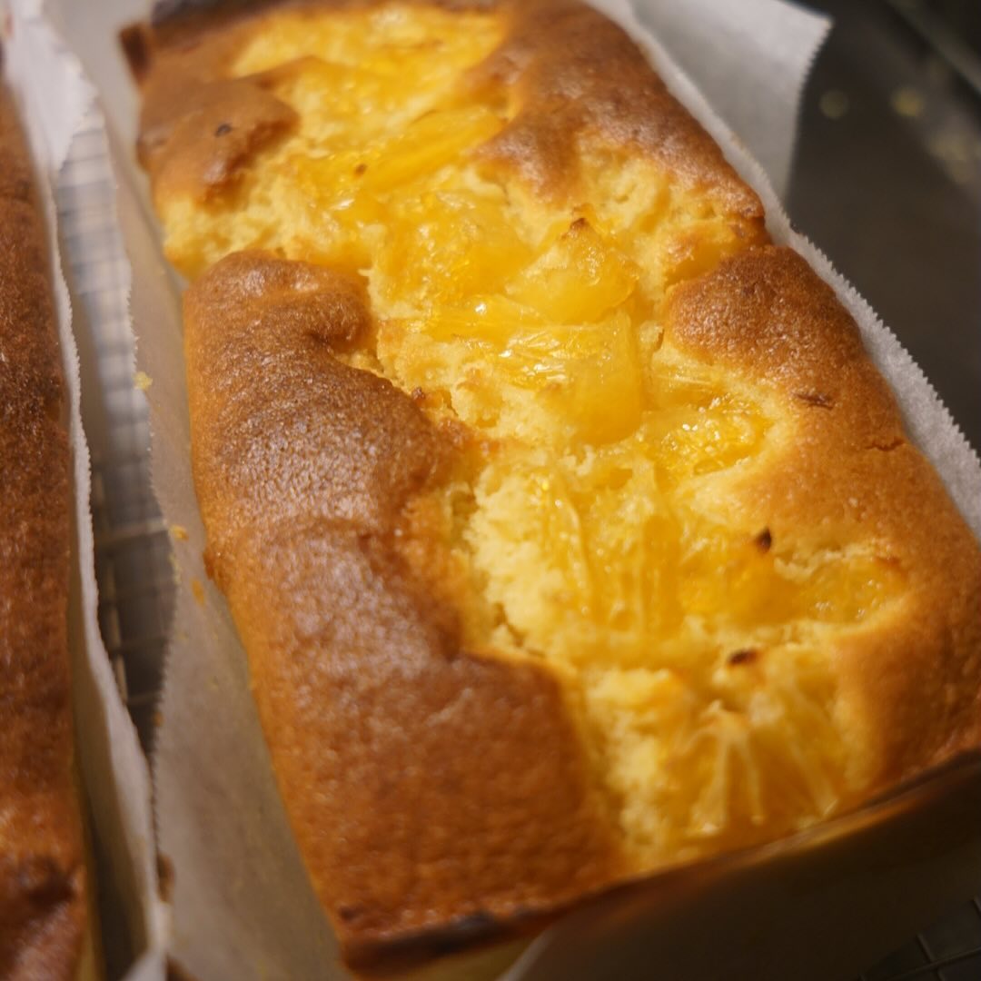 なんだかんだでお知らせする前にホイホイ出ちゃってるのが「八朔のパウンドケーキ」！身を一度シロップで煮てから生地に焼き込みました！みずみずしい八朔のさわやかさにほろ苦さがイイネ！（お）