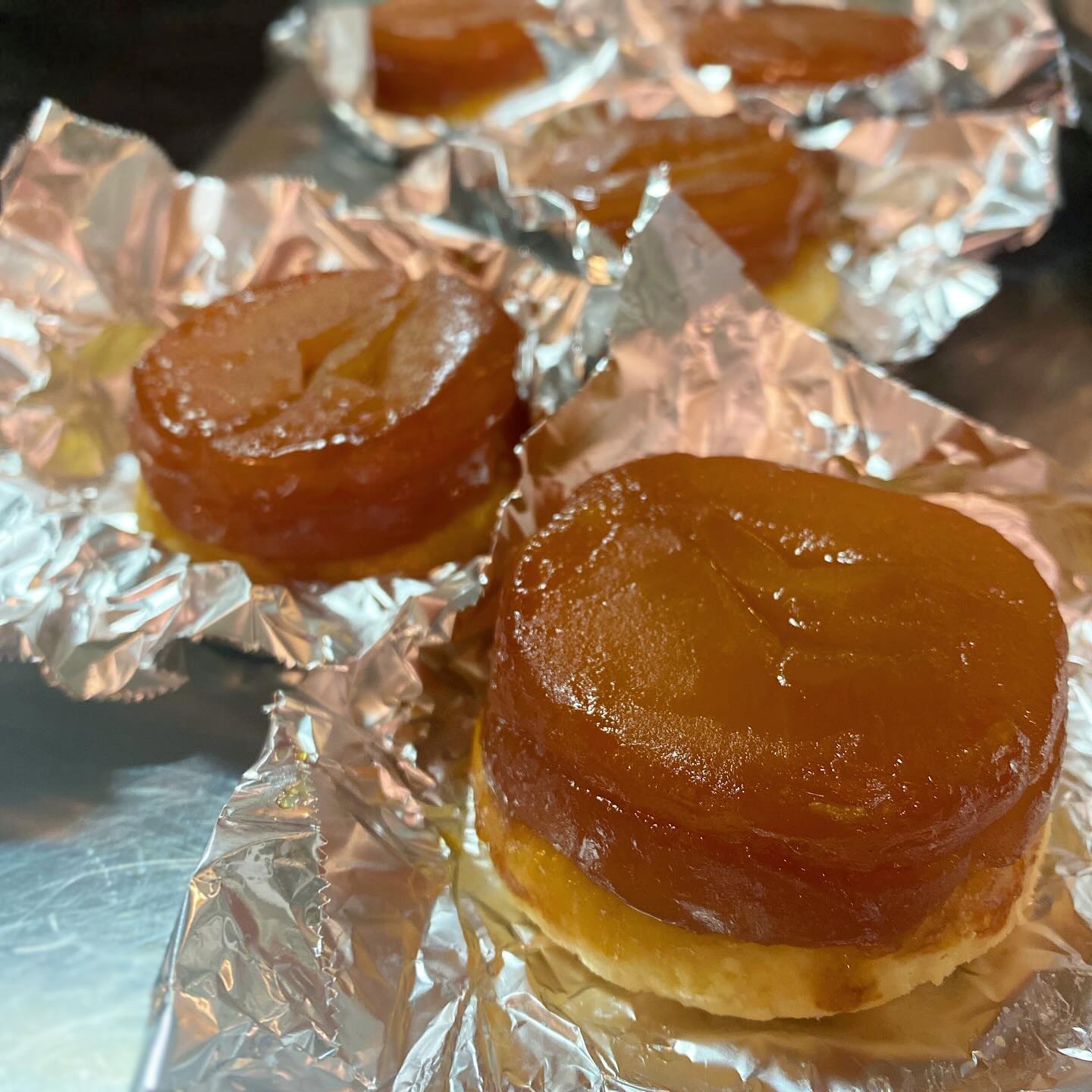 ちょっと暇な連休初日…タルト・タタンは大好評のうちに売り切れ直前！　頑張ってさらに20個仕込みましたよー。この週末はこれで乗り切れるかな？　来週からのデザートが、ノープラン…（麻）