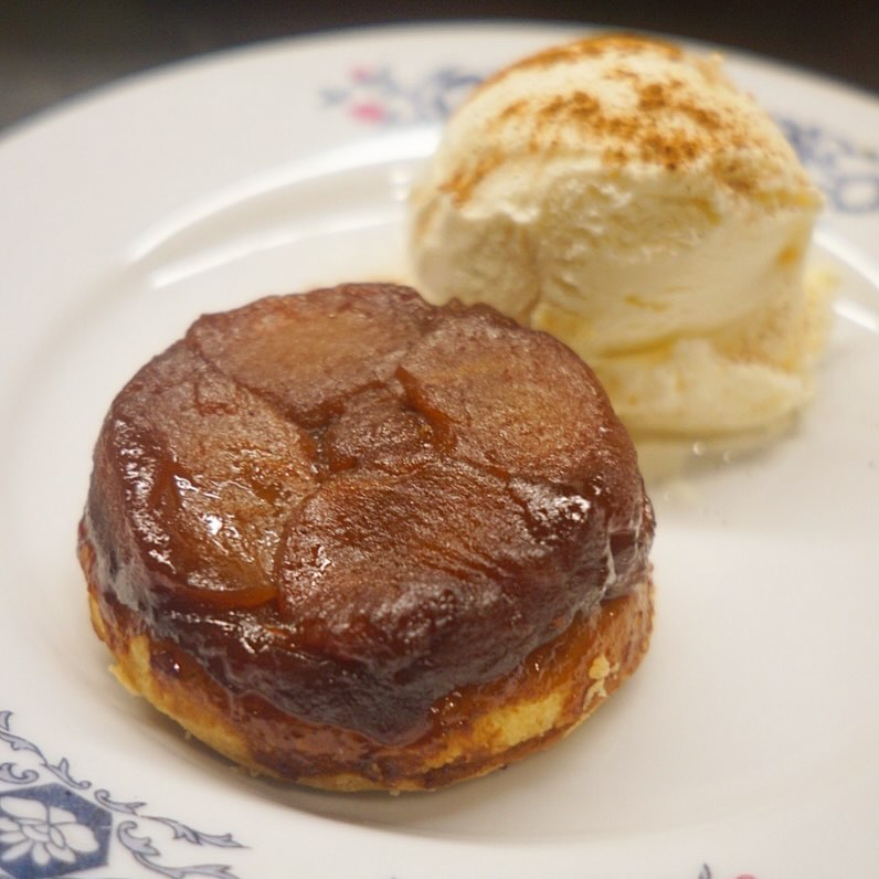 さてと先日ワンチャンお出しした店長ミヤザキ謹製は「タルトタタン」！いや、これが思いがけずの大好評！ということでバレンタインデザートも終わったこのタイミングはひとまず限定12コ！（笑）あったかタルトタタンはもちろんアイスク添え〜！ぜひっ！（お）