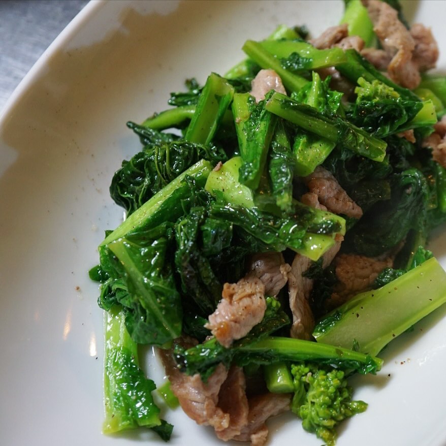 菜の花を見ると買わずにはいられない店長ミヤザキ…伊豆産の菜花は特別美味しいと大家さんのヒロヤショップさんが太鼓判。
塩豚にして旨みののった豚肩ロースと菜の花を、オリーブオイルでじゃじゃっと炒めてシンプルな塩味で、菜の花の春の苦味と香り、塩豚の旨みをお楽しみください！
菜の花と塩豚の炒めもの。今週末のオススメです！（麻）