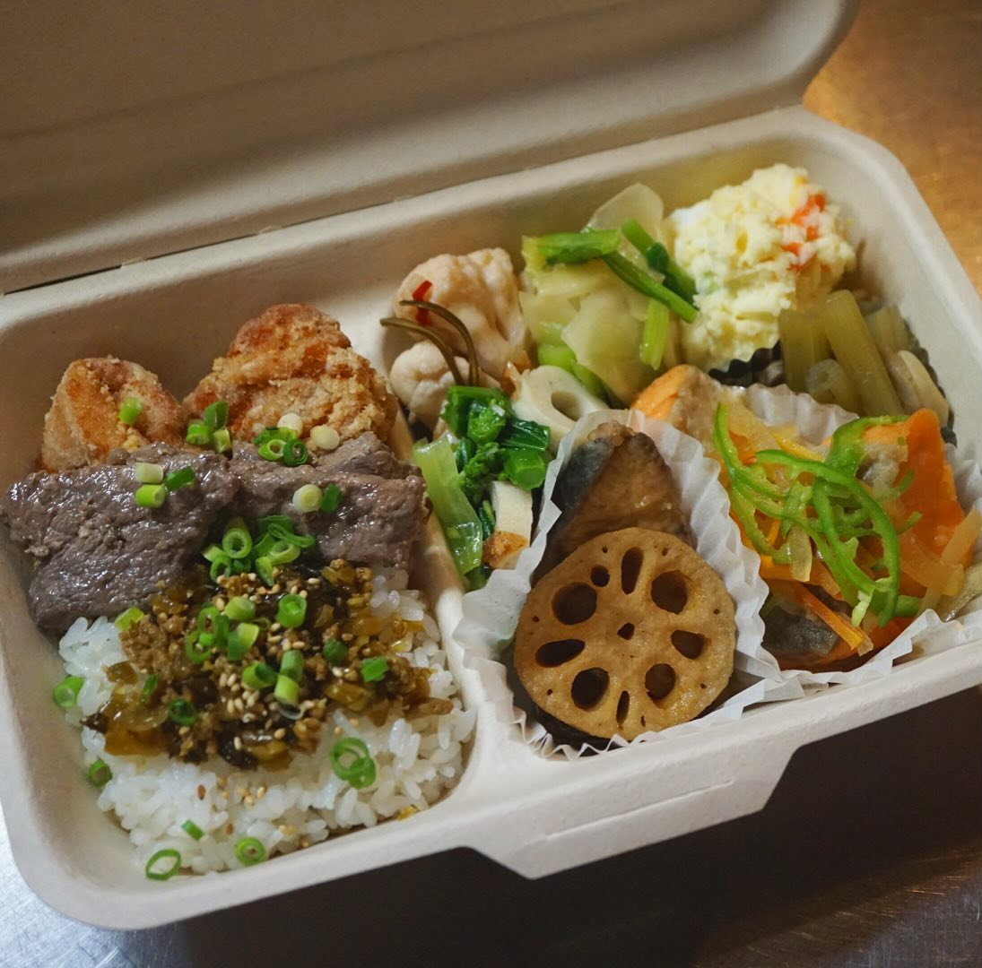 お持ち帰りについて、お知らせとお願いです！

リトスタではお持ち帰りメニューを色々ご用意しております。ランチメニューのお弁当はもちろん、ディナーメニューからも「お持ち帰りOK」マークのついたメニューはお持ち帰りできますし、店長におまかせの「ごちそうちょこもり」も、ご予算とリクエストに応じてお作りしております！（写真は先日ご注文いただいた、90歳のおばあちゃんと施設で会食するためのごちそう弁当（3,000円）です）

店内の営業もしておりますので、お持ち帰りのオーダーをいただいてからお渡しするまでに、お時間をいただきます。早めにご連絡いただくとスムーズにお渡しできます！
お弁当なら30分から1時間（店内の混み具合によります）くらいお時間を見ていただけると確実です。
ごちそうちょこもりは1時間以上はかかります。数が多い時や、より豪華なちょこもりをご注文いただく場合は、2・3日前〜1週間前にご注文いただくと、より良いバランスで、リクエストにお応えしてお作りできるかと思います！
店頭でのご注文は、なるべくご遠慮いただけると助かります。店内はイートインのお客様を優先させていただきますので、お待ちいただくお席や場所をご用意することが難しくなります。店外でお待ちいただくなど、ご迷惑をかけることになってしまいますので、ぜひ電話で事前にご予約いただきますよう、よろしくお願いします！