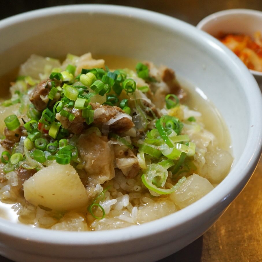 さてと3連休初日はちょこちょこアジアンなメニューもそろって土曜日の夜！〆はもちろん「牛すね肉と大根のコムタンクッパ」！いや、やさしいお味のあったか汁ごはんがうれしい季節！白菜キムチを添えてお出ししておりますよー！ぜひー！（お）