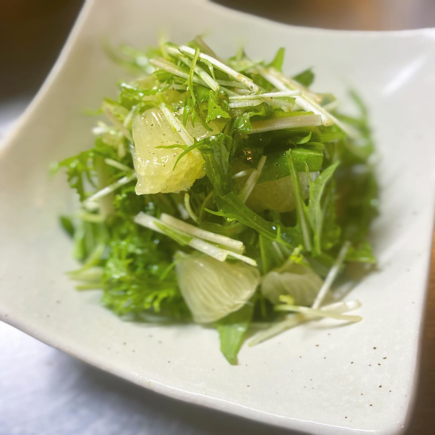 文旦の季節がやってきました♪
元キッチンスタッフのクボさんから、毎年届く季節の便り…クボさんが一番好きなフルーツ！と言っていた地元高知の誉れ！文旦です。私はクボさんが在職中に持ってきてくれたとき初めて食べて、大好きになりました。
高知は片山農園さんの文旦はこの上なく瑞々しくジューシー、甘さと酸味とほのかな苦味がたまらない、安定の美味しさ！
夜のメニューですが、まずはサラダでお出ししております。
今週もよろしくお願いします！