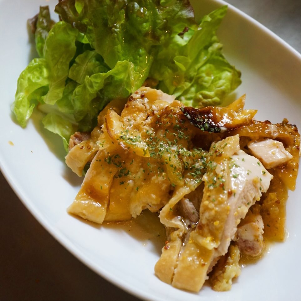 店長ミヤザキはいつでも食べたいやつシリーズ！　年越しちょこもりにも盛り込みました、「塩麹レモンローストチキン」美味しくできてます
自家製の塩麹とにんにく、レモン汁、粒マスタードに漬け込んだ鶏もも肉を、オーブンでしっとりと焼き上げました。塩麹の旨みとレモンの爽やかな香りとほどよい酸味…ビールにも白ワインにもスパークリングにも、もちろんごはんにも！
この柔らかさは麹のおかげ、ぜひお試しいただきたい一品です（麻）
