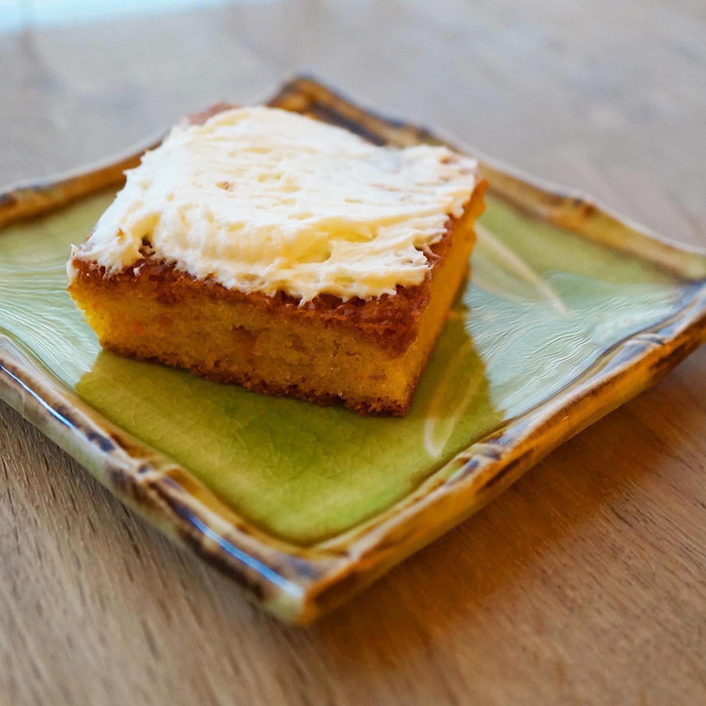 今週も引き続きキャロットケーキ、ご用意しております！　こんなにキャロットケーキが人気があるとは知らなかった…リトスタ的キャロットケーキは、人参多め、甘さ控えめ、プロスティングはレモンの香りとクリームチーズの旨みのバランスにこだわって作っております。
そしてひさびさに、ベイクドチーズケーキ、焼きました！　やっぱり元祖定番リトスタのおやつといえばこれ。しっかりみっちりしたチーズケーキです。
パウンドケーキは「ゆずと甘納豆」こちらは売り切れ次第切り替わる予定！
それでは春休み明けのリトスタ、今週もよろしくお願いします！