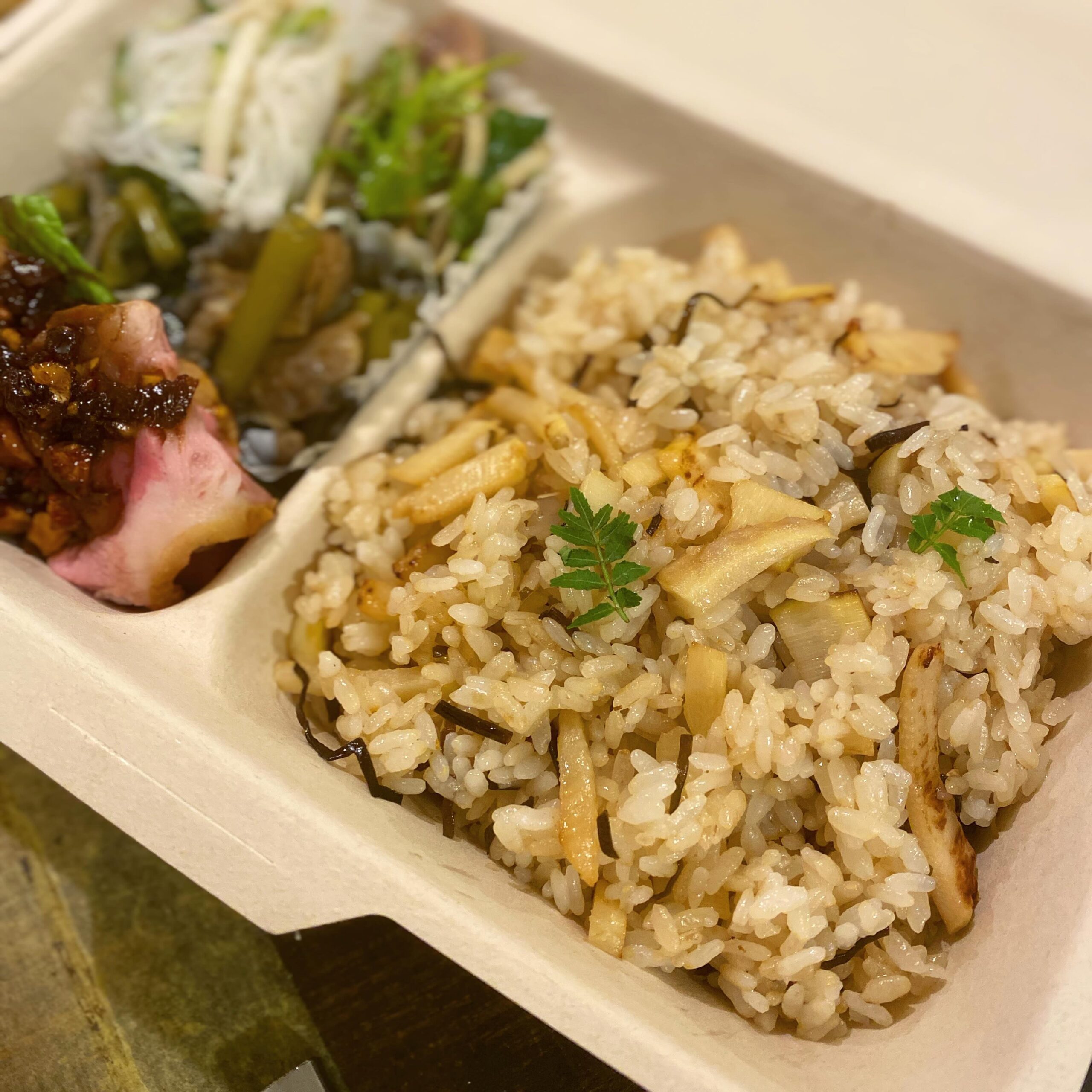 その手があったか…！　スタッフなおみさんリクエストによる、タケノコチャーハンちょこもり！　チャーハン1人前に前菜ちょこちょこ盛り合わせて、つまみにもなる、ごはんにもなるちょこもり、できました。
これはワタシも持ち帰りたい！（麻）