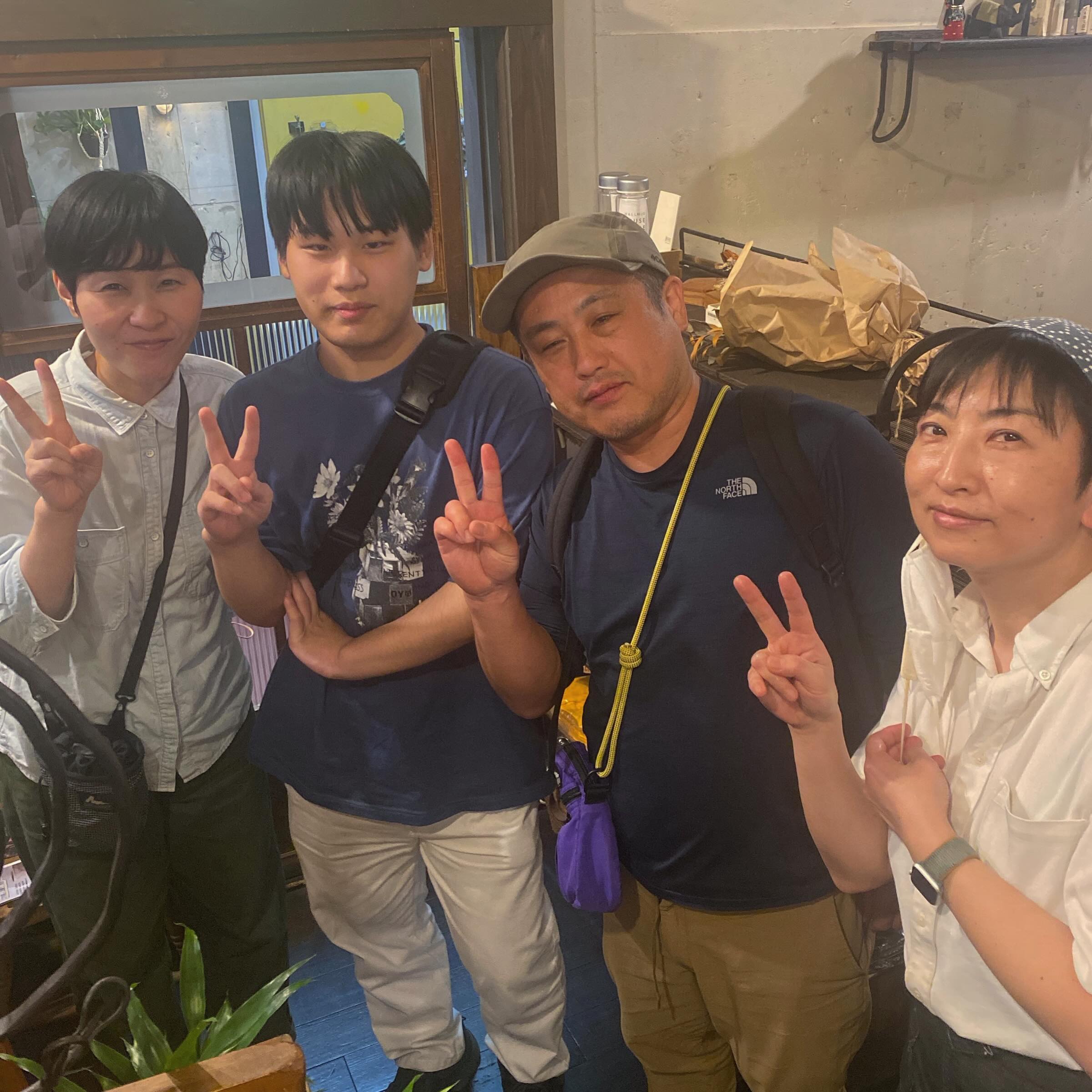 ひさびさにご来店は、高知より、べーやん！と、そのご家族！
実はべーやん、元スタッフのクボさんが今、高知で営むカレーのお店キイロのお馴染みのお客様。前にワタシとokayanが高知に行った時、飛行場まで迎えに来てくれて、あちこち案内してくれた上に、キイロに連れて行ってくれるという大役を果たしてくれた縁…！あれから数年経ったけど、息子くんが東京の大学に進学したこともあって、何かにつけて来店してくれる、お土産までいつも、ありがとうございます
ということで、クボさん、べーやん来たよー　笑（麻）